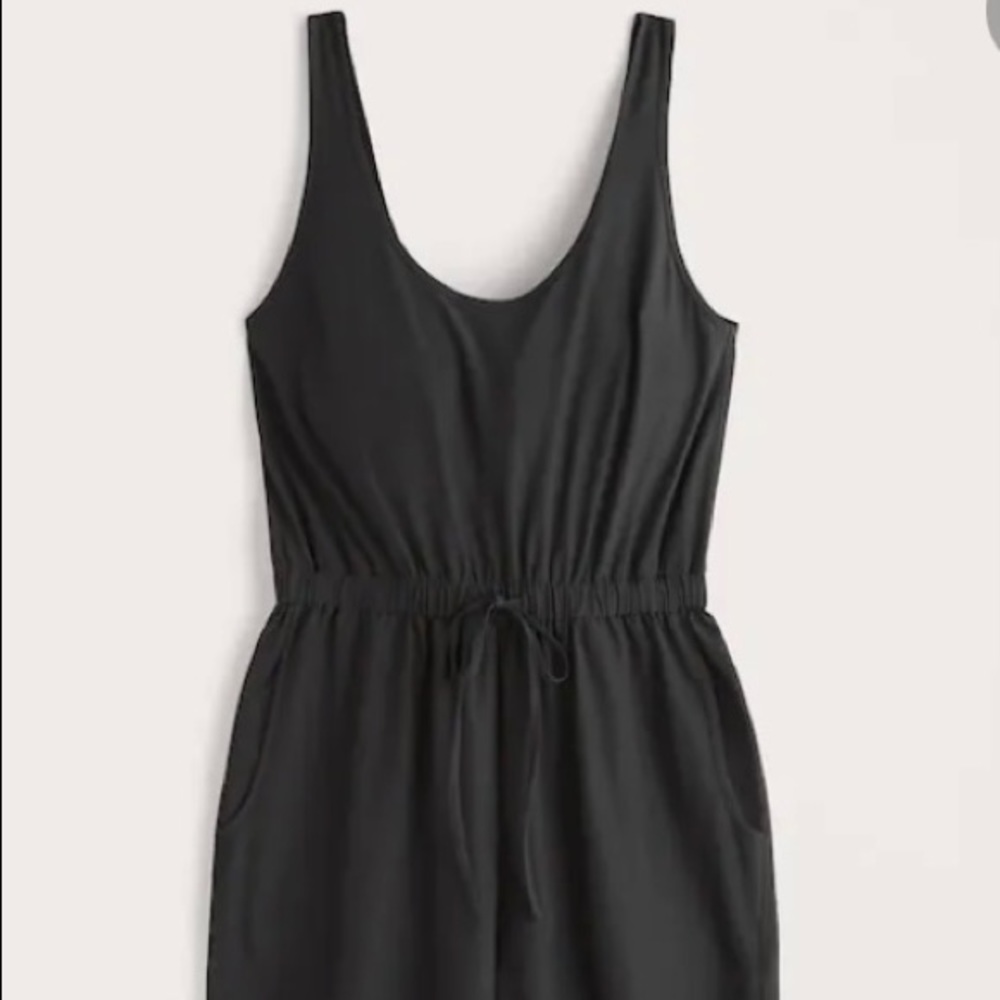 NWT Abercrombie traveler jumpsuit. Easy waist, Size S